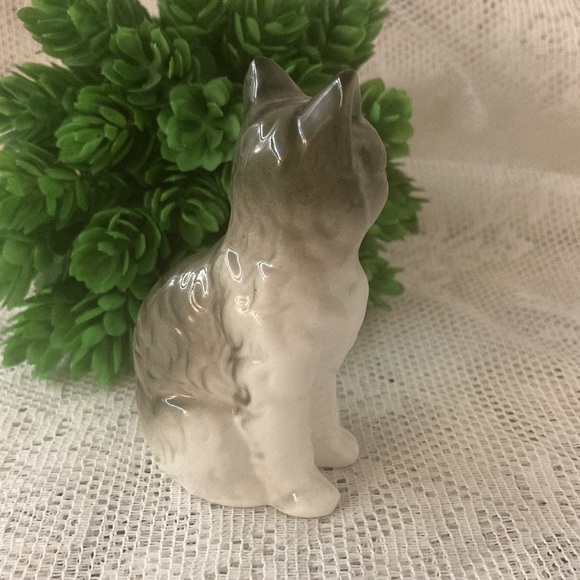 Vintage White Kitty Cat Figurine Bone China Taiwan 3" Tall Collectible. - Picture 2 of 7